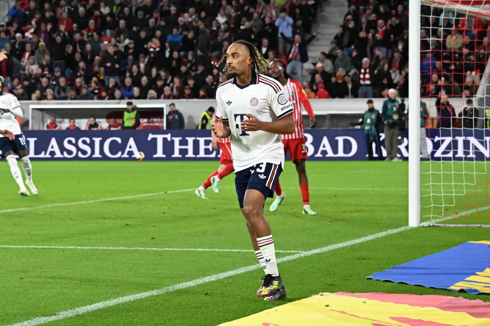 Sacha Boey vom FC Bayern nach einem wegen Abseits aberkannten Tor in Freiburg
