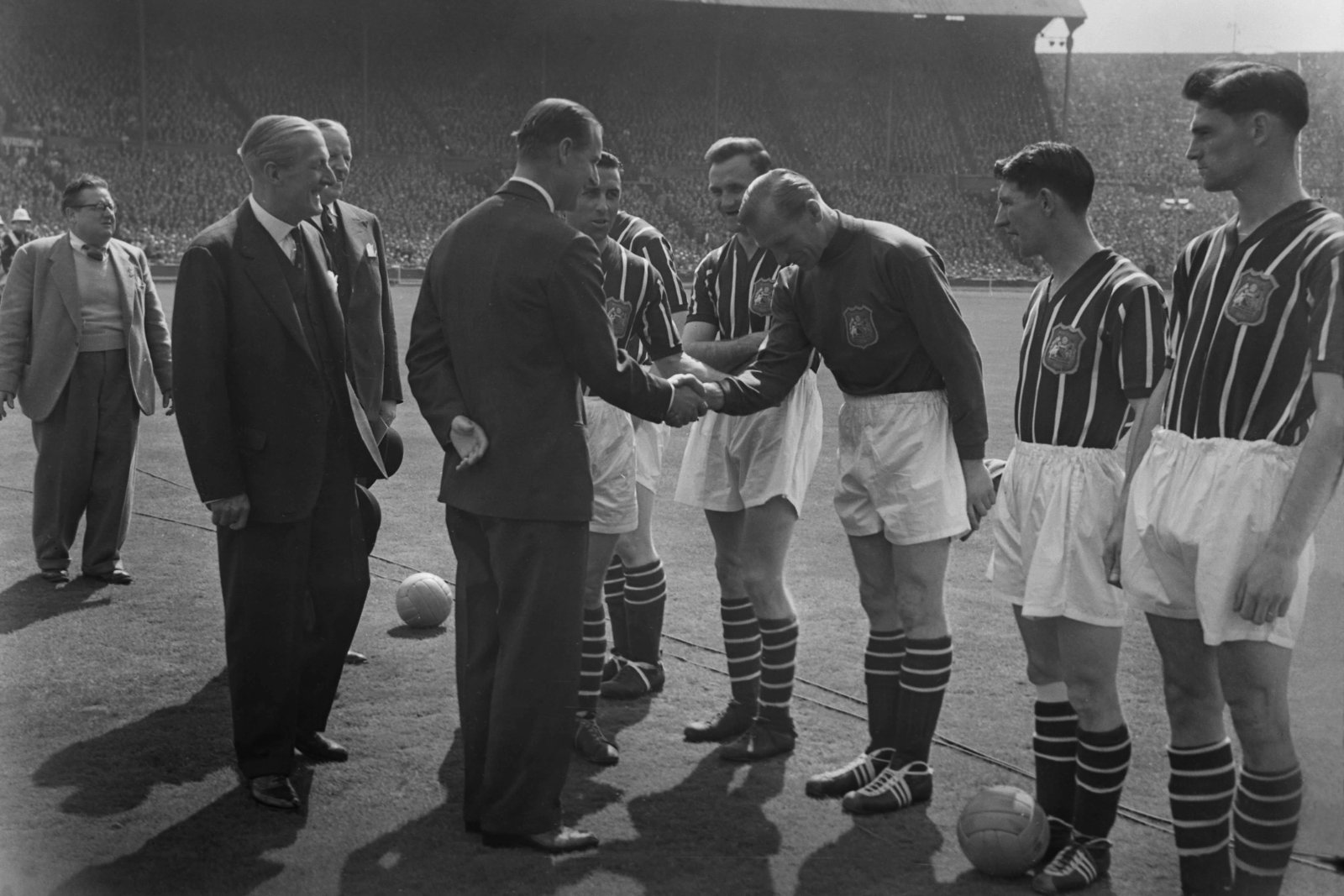Bert Trautmann wird vor dem FA-Cup-Finale 1956 im Wembley-Stadion Prinz Philip vorgestellt