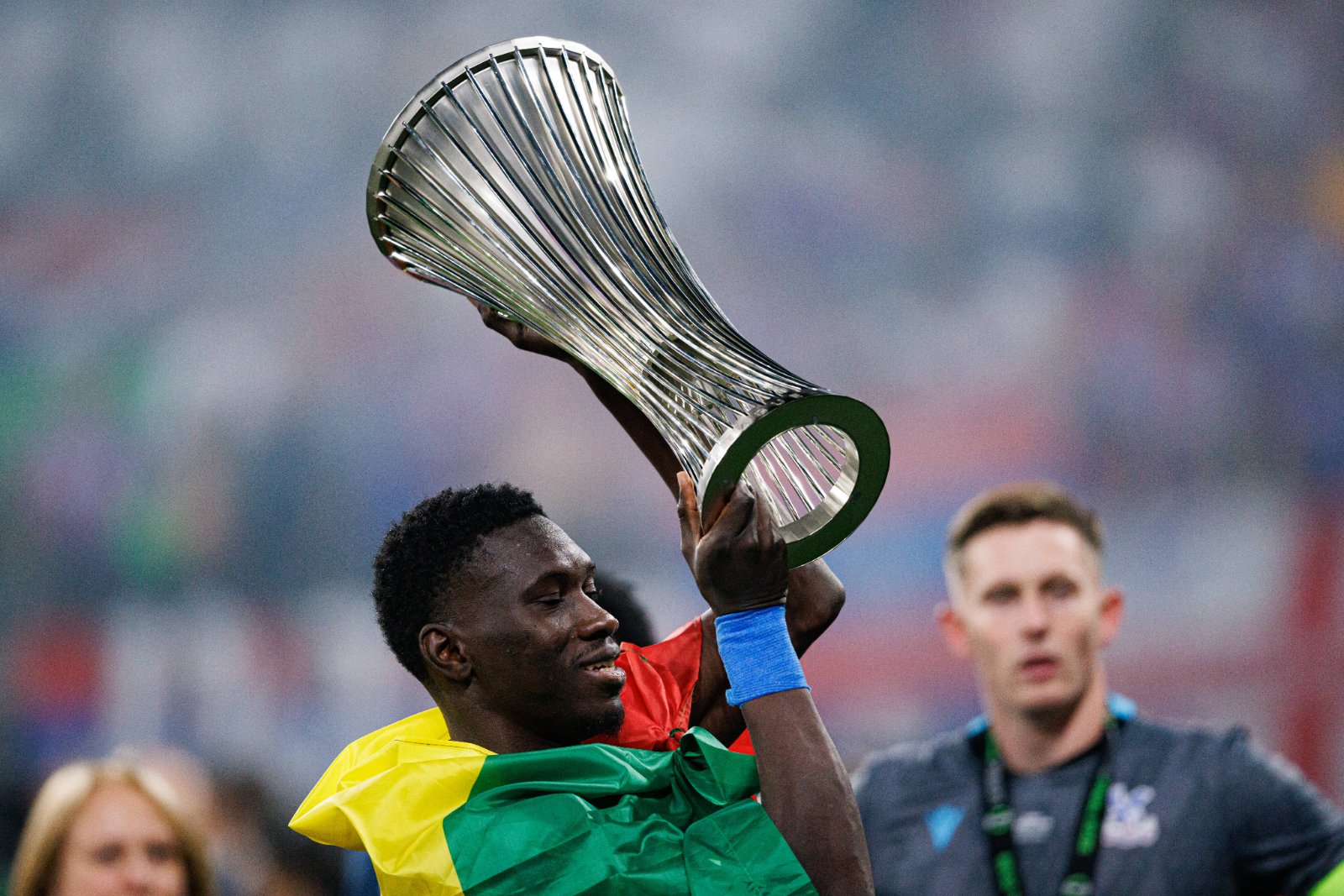 Ismaila Sarr von Crystal Palace jubelt mit dem Pokal der Conference League in Leipzig