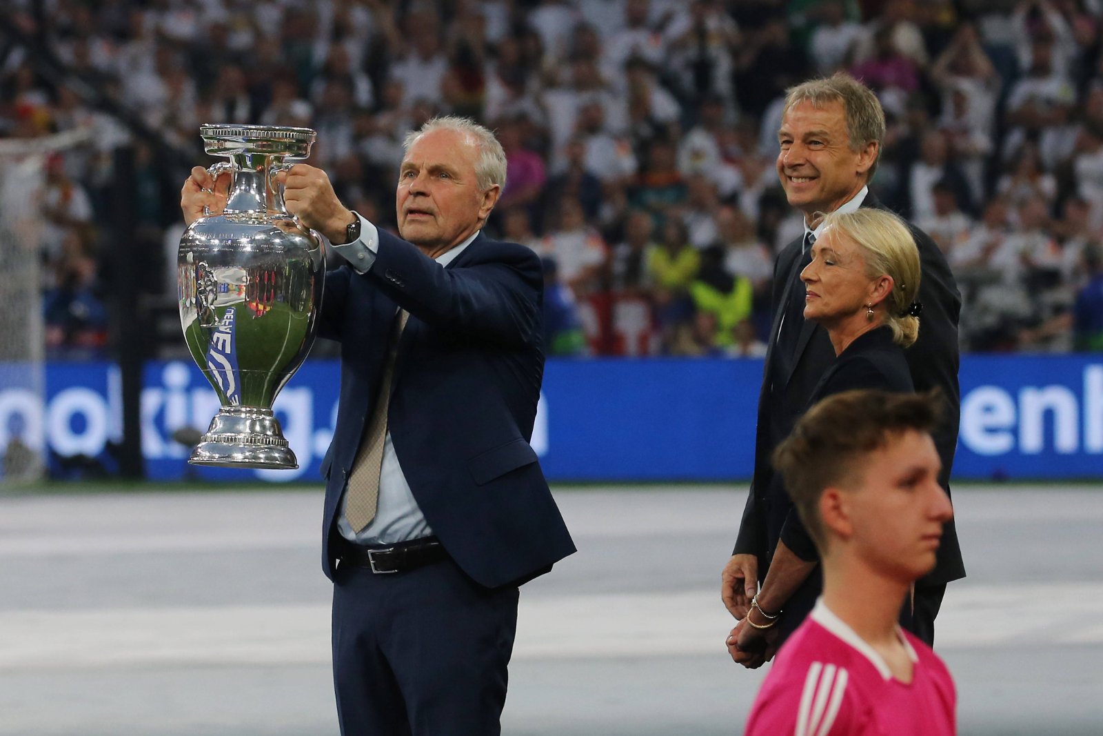 Bernhard Dietz mit dem EM-Pokal bei der Eröffnung der EM 2024 in München