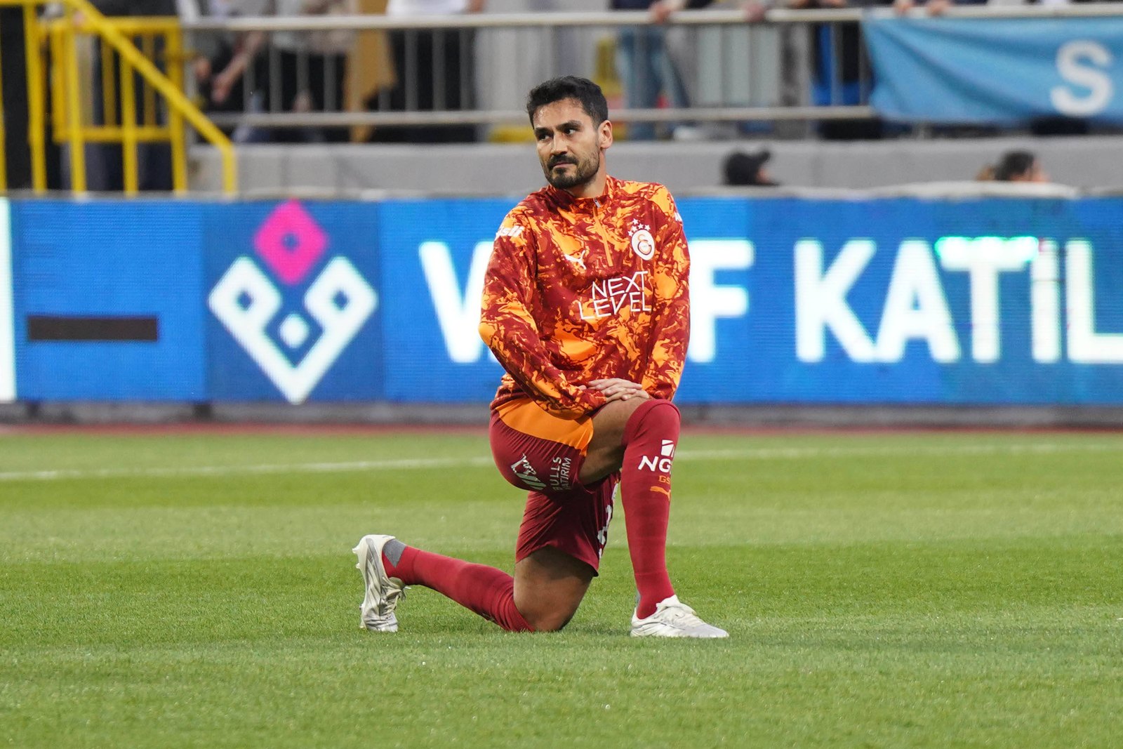 Ilkay Gündoğan kniet vor einem Spiel von Galatasaray auf dem Rasen