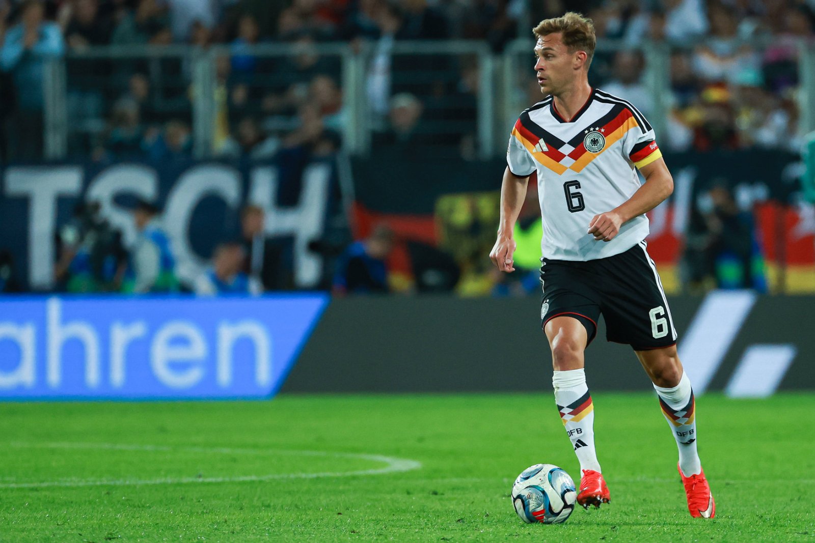 Joshua Kimmich mit der R&uuml;ckennummer 6 am Ball f&uuml;r Deutschland