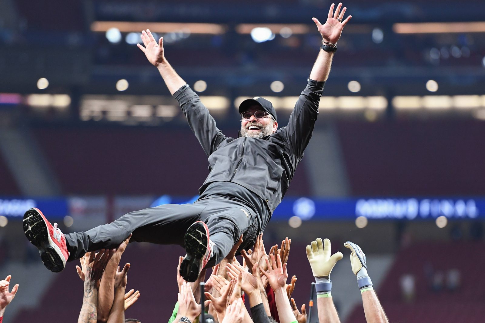 J&uuml;rgen Klopp wird nach dem Champions-League-Sieg 2019 von seinen Spielern in die Luft geworfen