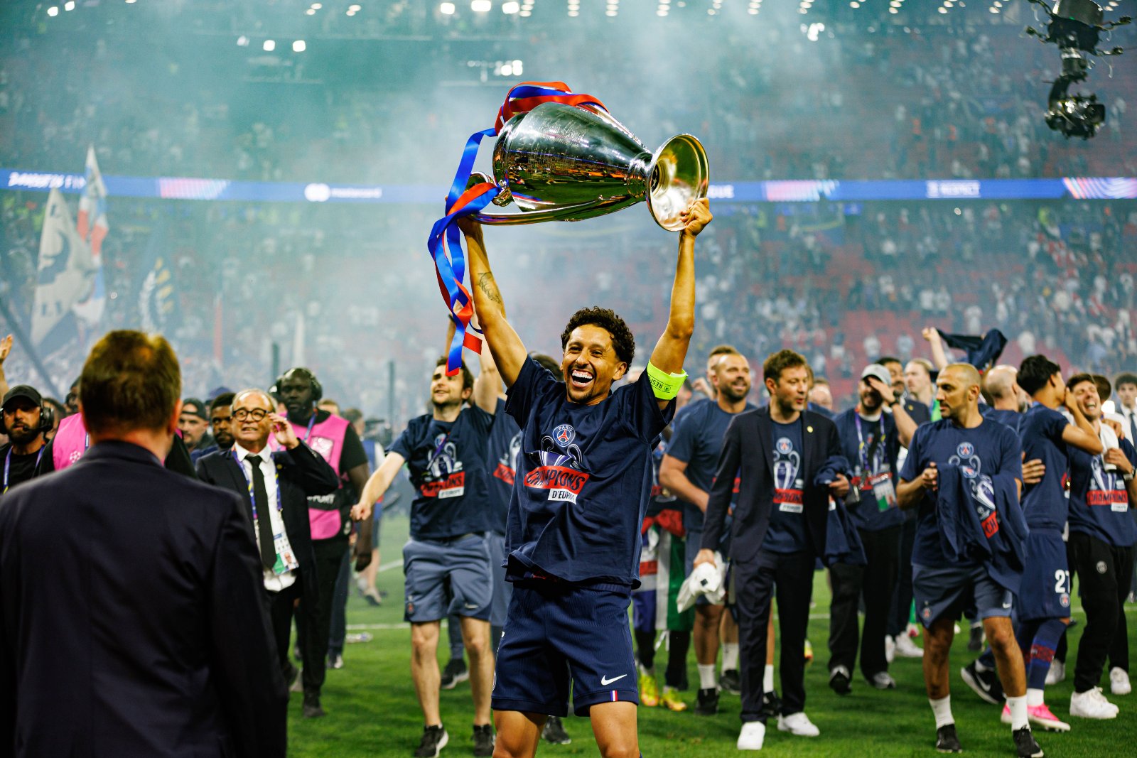 PSG-Kapit&auml;n Marquinhos mit dem Champions-League-Pokal nach dem Finale 2026 in Budapest