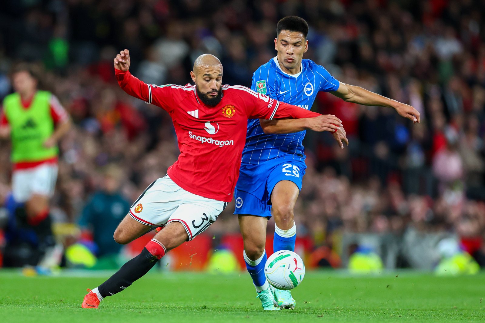 Noussair Mazraoui im Zweikampf für Manchester United