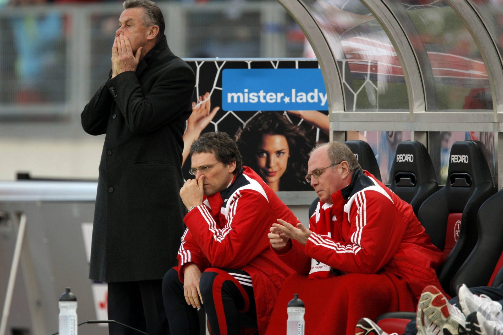Ottmar Hitzfeld steht an der Bank des FC Bayern, daneben Uli Hoene&szlig;