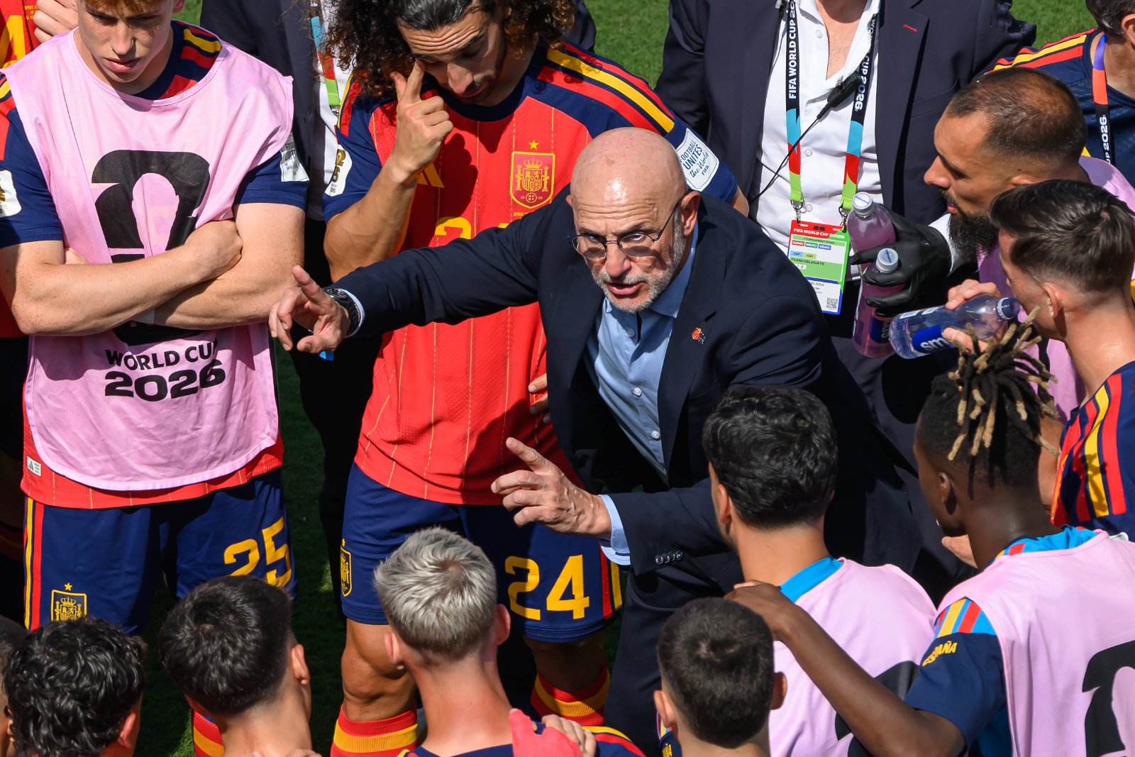 Spaniens Trainer Luis de la Fuente gibt in der Trinkpause des WM-Finals 2026 Anweisungen
